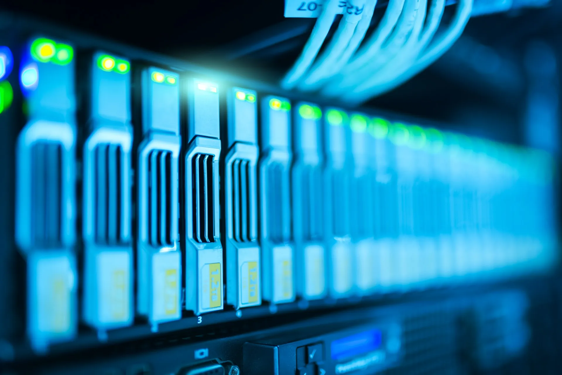 Equipos de red y servidores en un rack