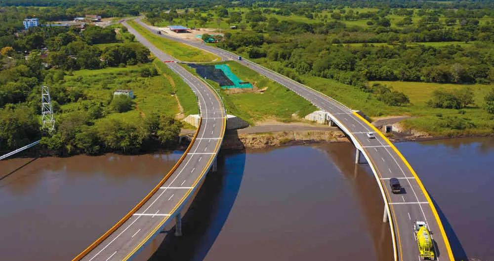Vista aérea de una autopista con puente sobre un río